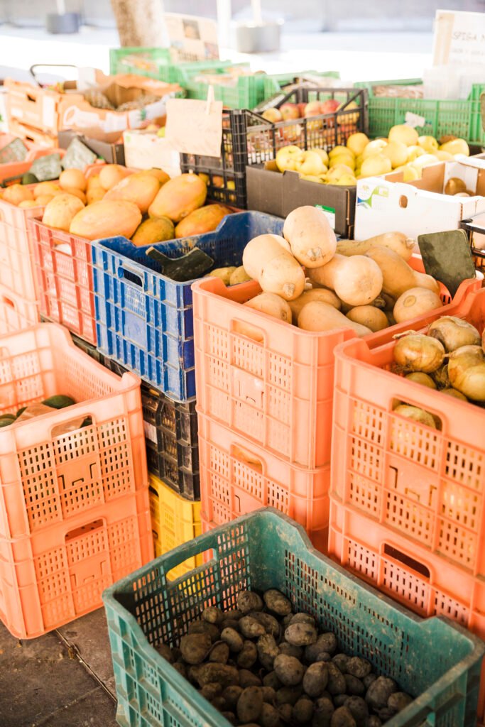 vegetales-producidos-en-cajas-de-plastico-en-el-mercado-local